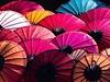 Vietnam - deštníky na typickém trhu (Dreamstime)